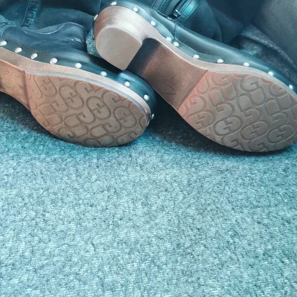 Uggs - Picture 4 of 7